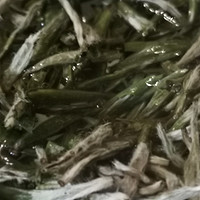 茶与酒系列 篇十四：用一杯茶告别2022，鼎湖山泉+白毫银针（小白的茶）