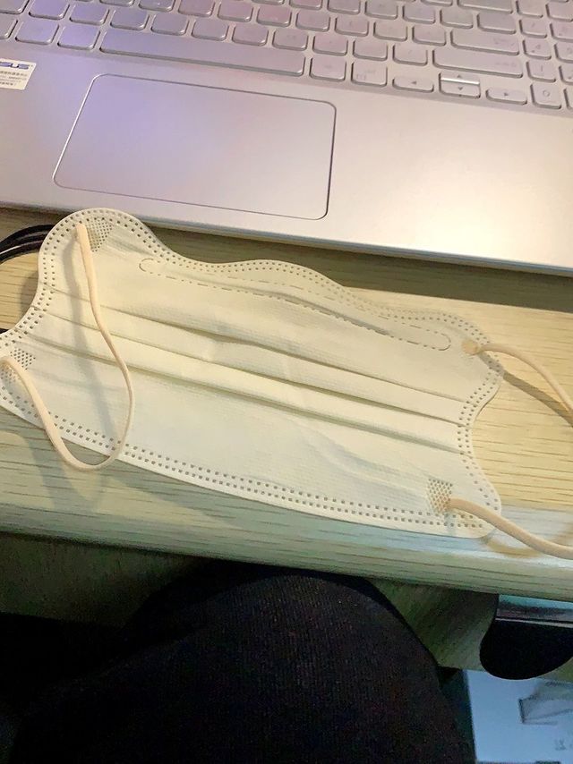 小红书同款的v形奶油口罩
