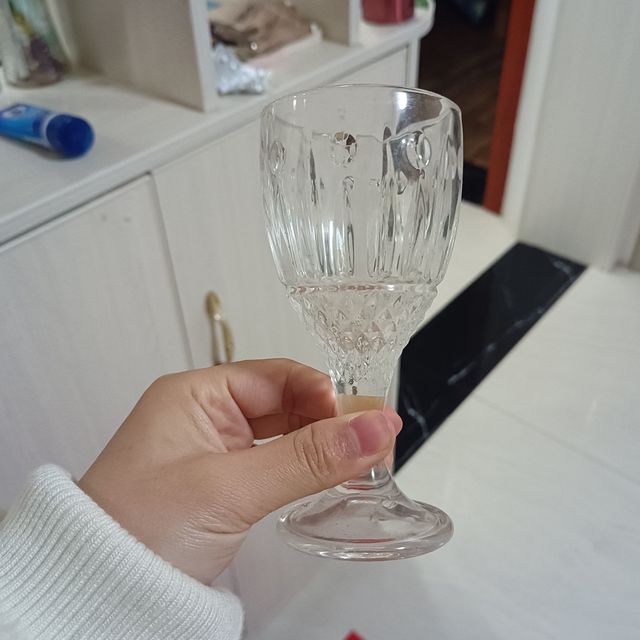 用高脚杯喝水做气质女神