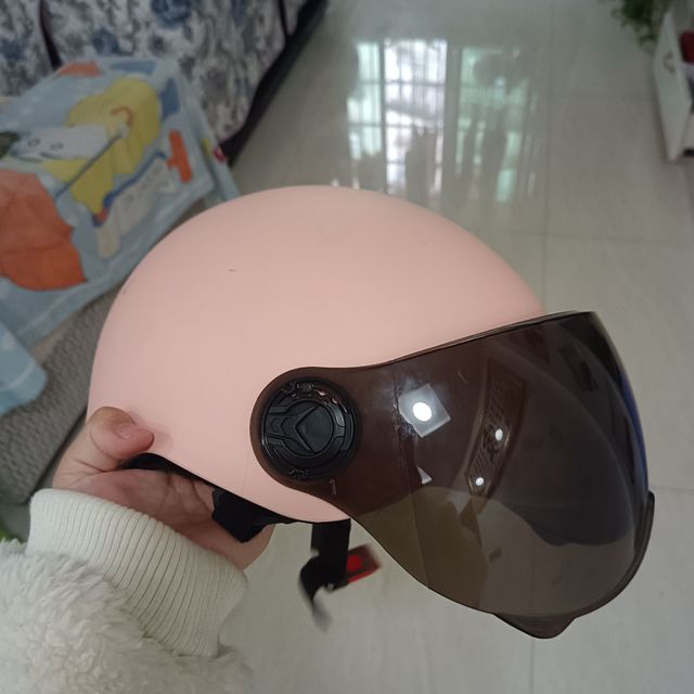 道路千万条安全第一条安全帽戴好！