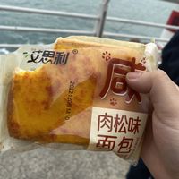 出门游玩，这个面包太顶饿了！
