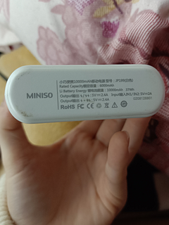 miniso的这个充电宝很小巧方便携带