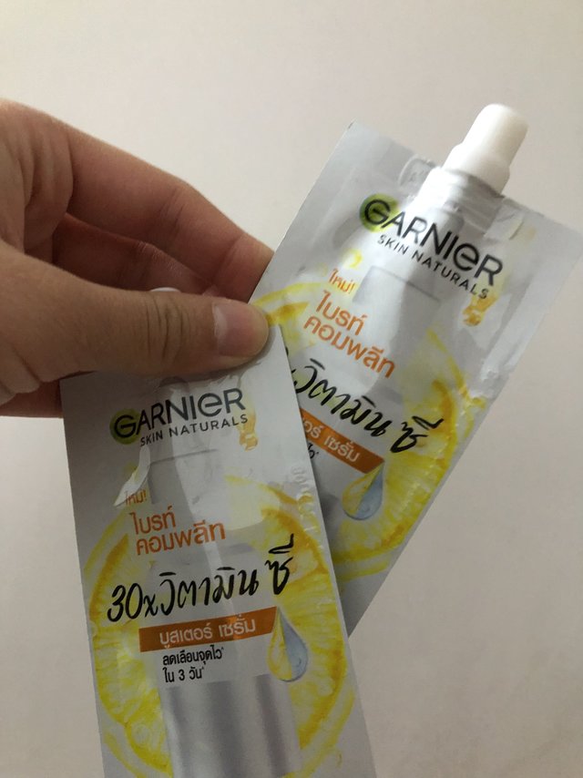卡尼尔377美白精华涂脖子
