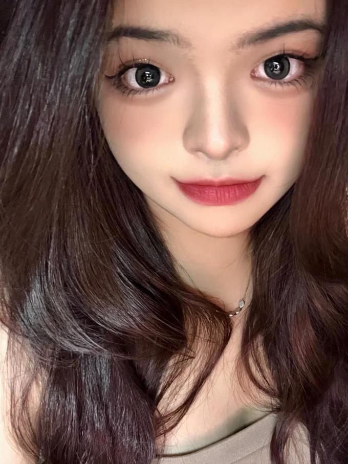 伊娃爱隐形眼镜