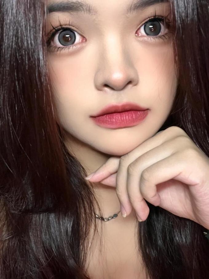 伊娃爱隐形眼镜