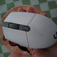 霸气十足的游戏电竞鼠标，采用了精密的激光感应技术