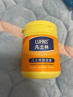 保湿霜很滋润,质地轻薄不油腻,细腻柔和