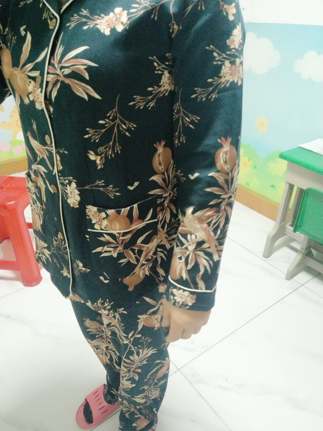 一起买了两套，给妈妈们买的新年礼物，妈妈