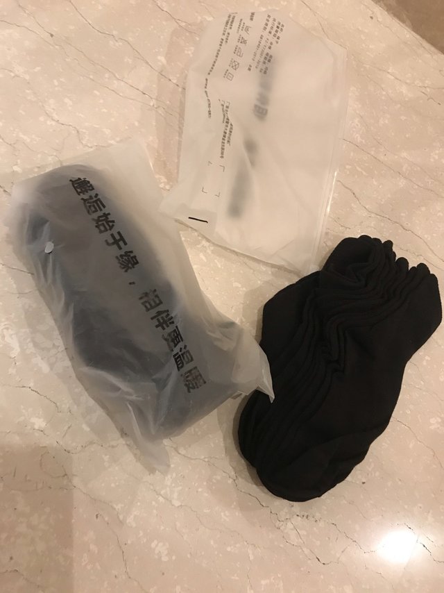 
物流很快，做工还是比较工整，袜子没有留