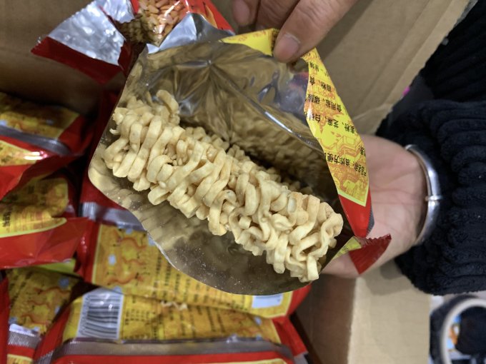 网红小吃芝麻叶空心面干吃面干脆面