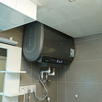 小浴室瞬变大，新装的美的UD扁桶电热水器