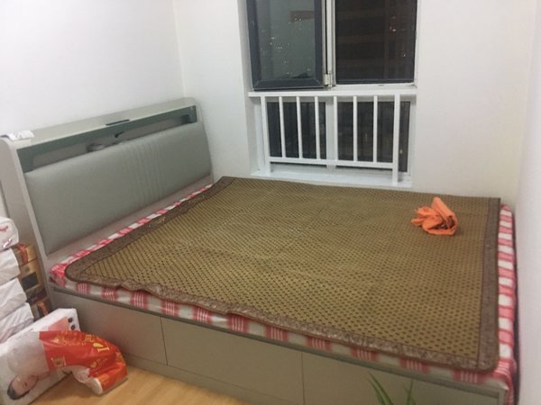 质量不错，没有气味！安装也很及时！