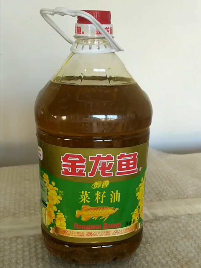 亲戚送我的菜籽油