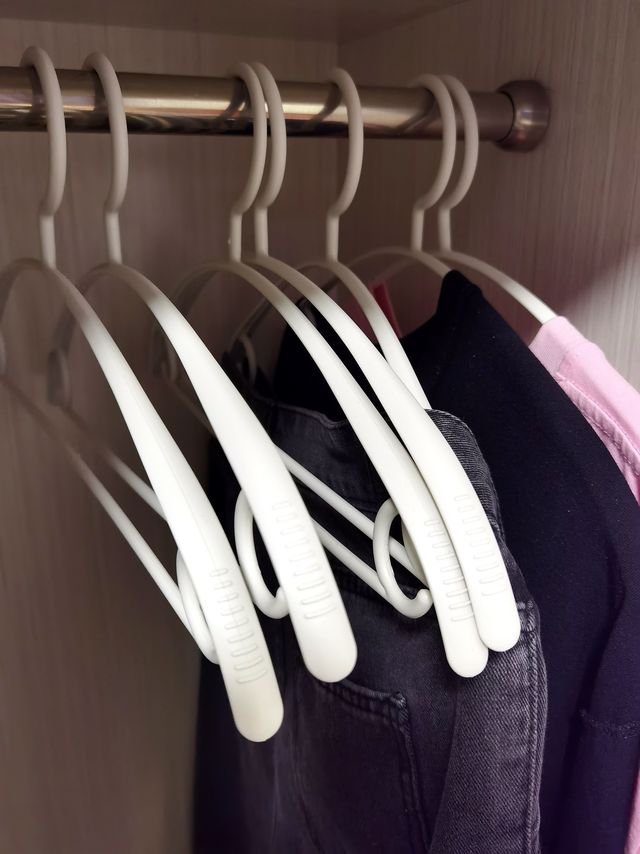 大家的衣柜里一定要备这种无痕衣架！