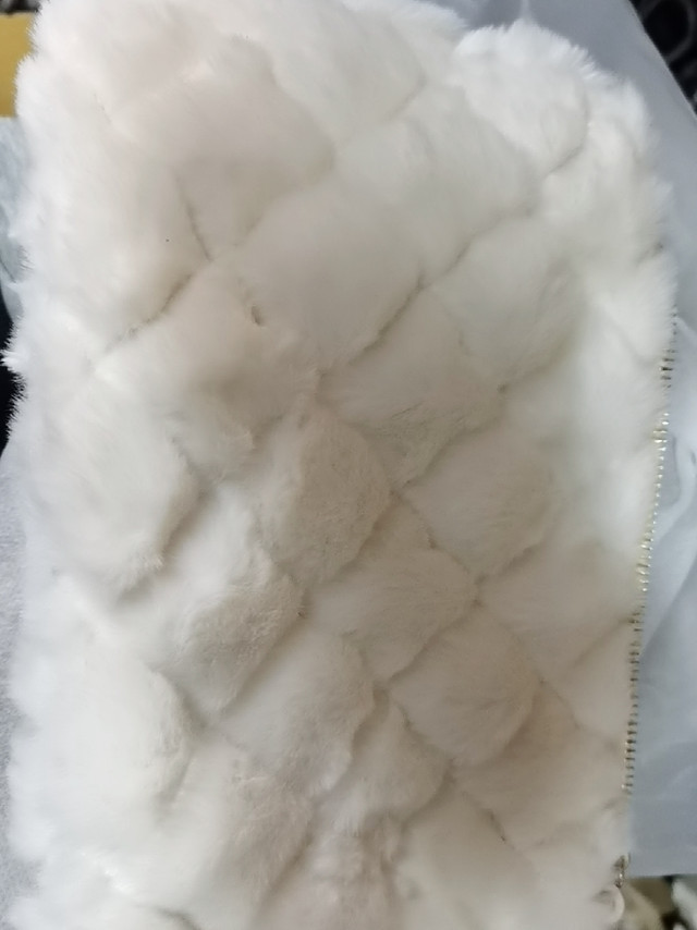 
包包很满意，摸起来很舒服，好看，适合冬