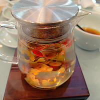 小巧靓丽的玻璃花茶壶。