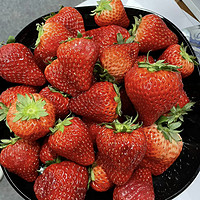 谁能拒绝这么大颗的大草莓🍓～