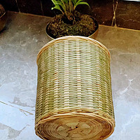 圆柱形的竹子编成的框子