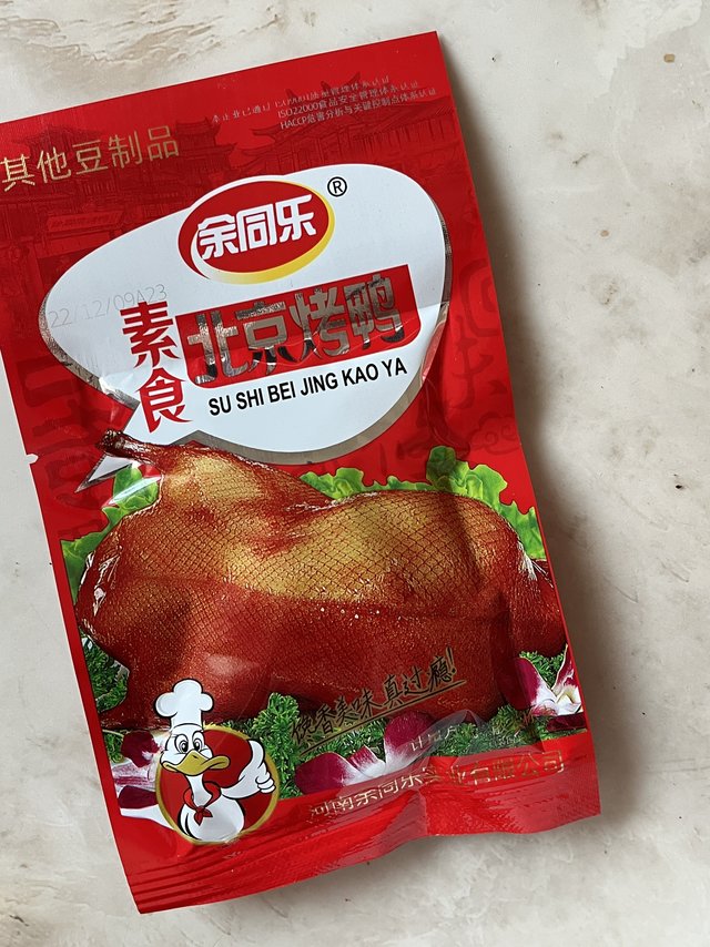 余同乐网红辣条素北京烤鸭老式甜辣麻辣片豆