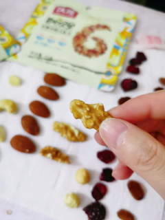 旅途解闷新招：数一下每日坚果有多少颗