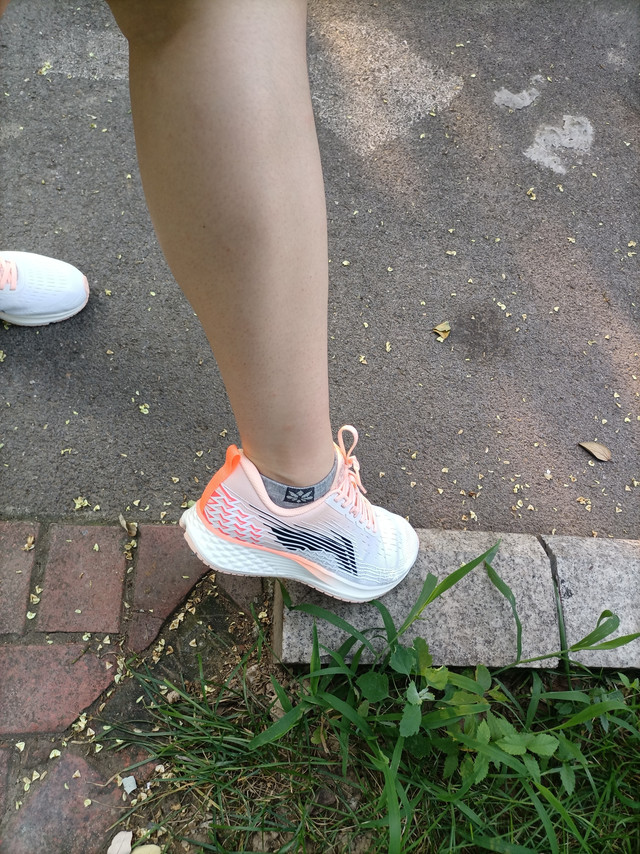 很舒适，鞋底有弹力，鞋面不塌，颜色挺亮的