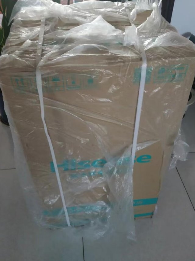 
外形外观：热水器外观简洁大气，金色配色
