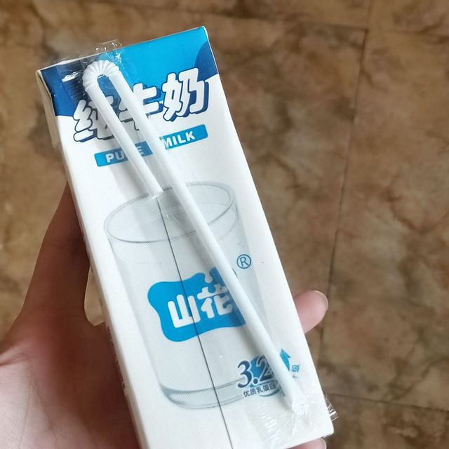 盒装的牛奶健康卫生又好喝