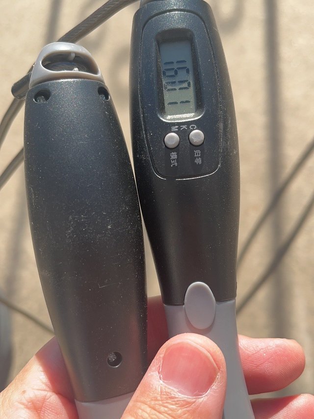 能瘦十斤的几元钱买的电子记数跳绳
