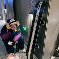 滑雪途中悄悄点个外卖加餐补充体力