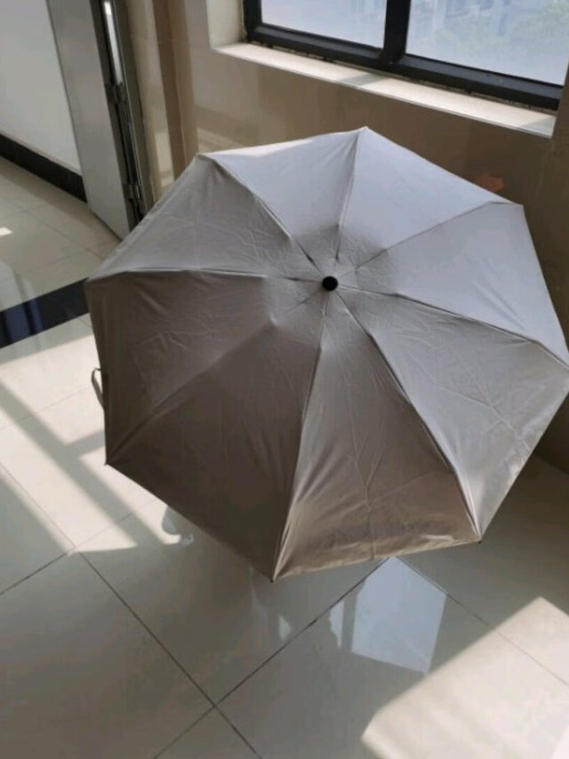 给妈妈买的，以前用的都是特别大的伞。不方