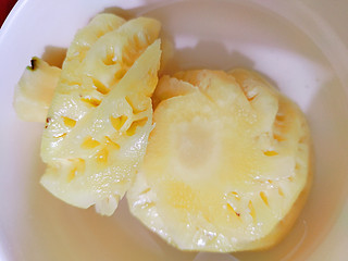 春节期间，吃菠萝都泡要盐水吗？不然会扎嘴