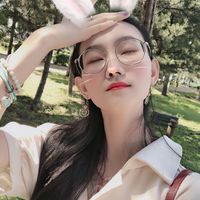 大框眼镜还是挺显脸小的，金边好看