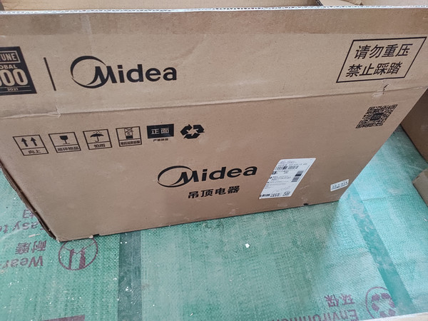 产品功能：功能完美，吹风方向还能调整还能