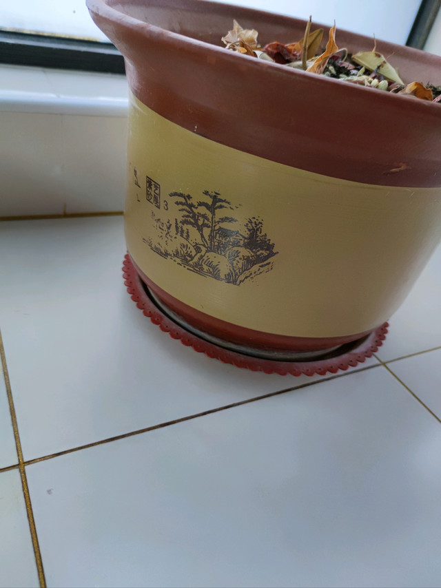 结实耐用的陶土色花盆