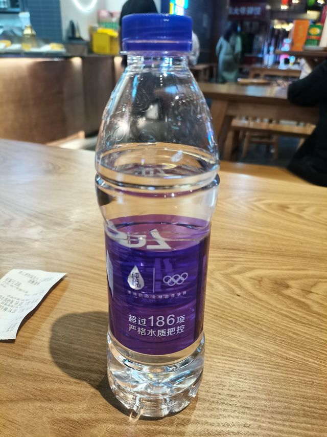 少喝碳酸饮料，还是喝点纯净水吧