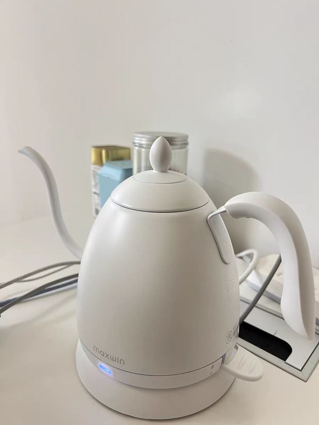 超级有质感的白色家用电热水壶～