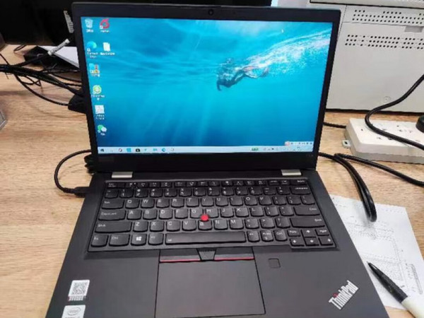 这款ThinkpadS2很轻巧，还带指