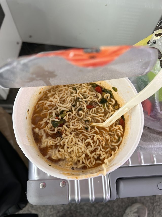 过年坐🚗回家必须吃一桶泡面