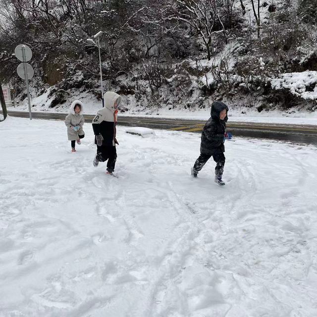 带着小朋友找了一片天然的滑雪场。