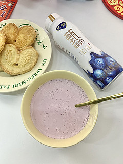 按头推荐的蓝莓酸奶！太太太好喝了吧！  
