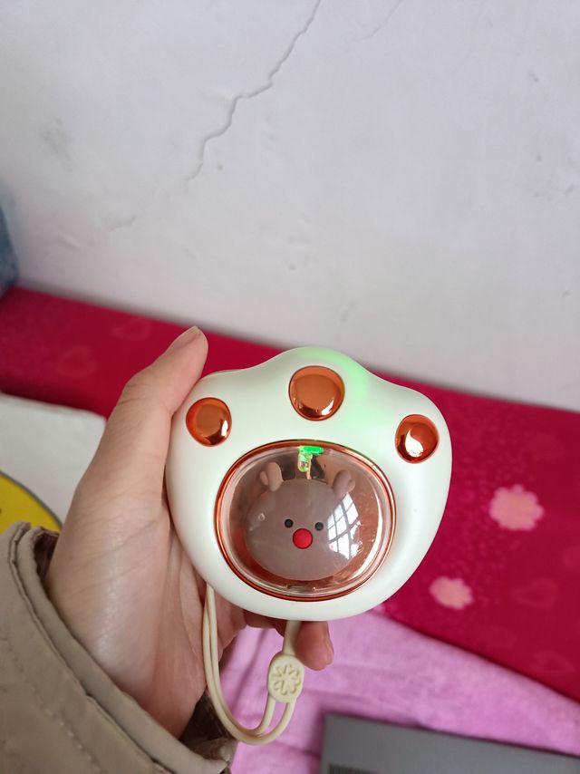 小猫味爪子真的很可，早在手上手感特别棒