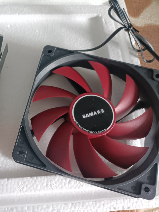 花五块多买的风扇，凑了一个风暖保温箱。