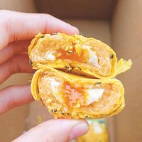 有请蛋黄酥届优秀代表，拉丝流心