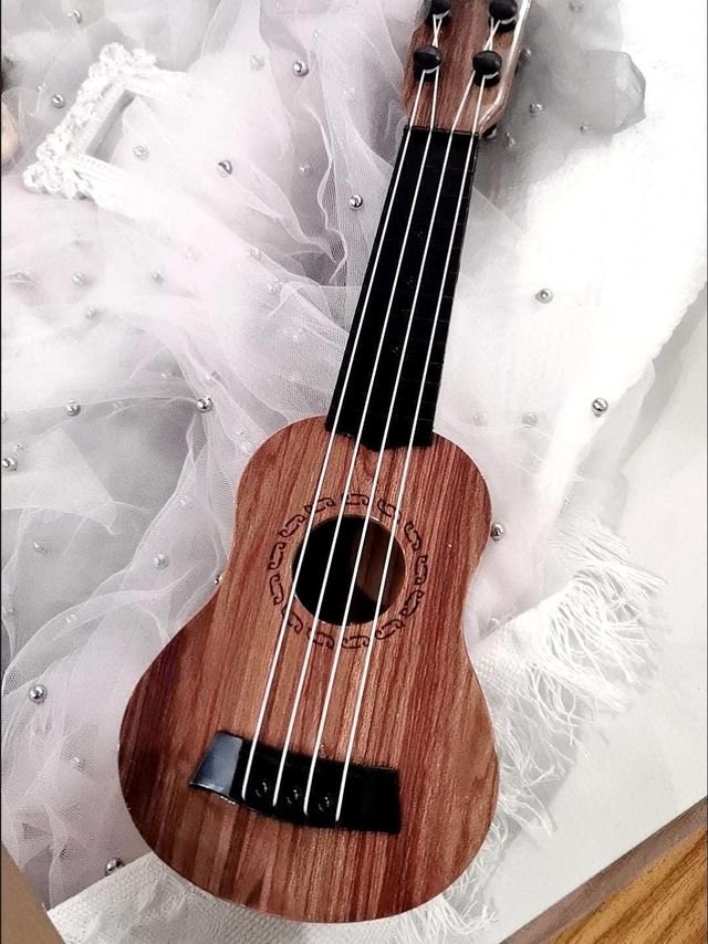 在家无聊弹弹尤克里里