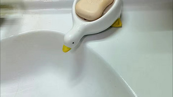 白色大鹅造型的肥皂沥水盒。
