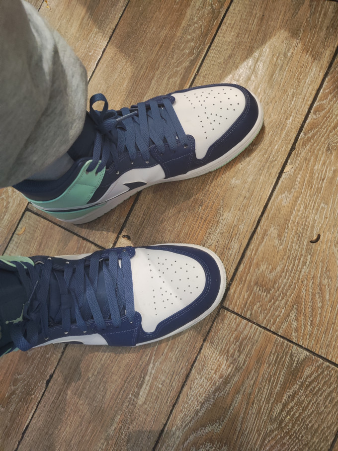 送给弟弟的礼物是耐克的这一双经典aj系列的高帮,配色是我亲自