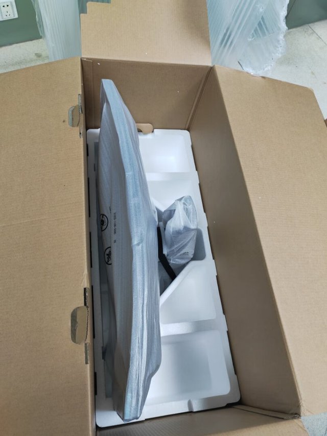 显示器挺好的,质量不错,高度和角度都方便