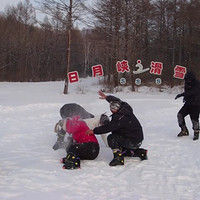 在这个滑雪的季节，和好朋友一起去滑雪吧！