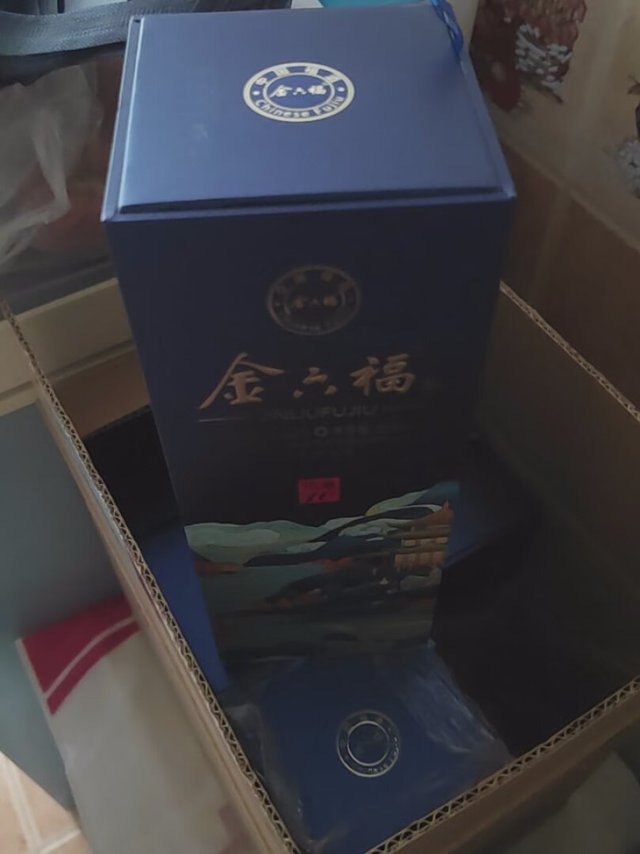 之前买都是300一箱,这次200一箱,白