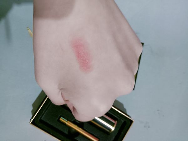 这个口红包装超帅，颜色也非常美